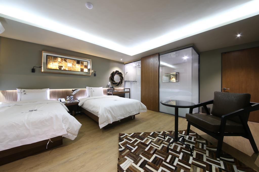 Avenue Hotel Jeonju Bagian luar foto