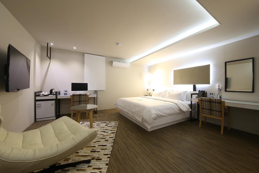 Avenue Hotel Jeonju Bagian luar foto