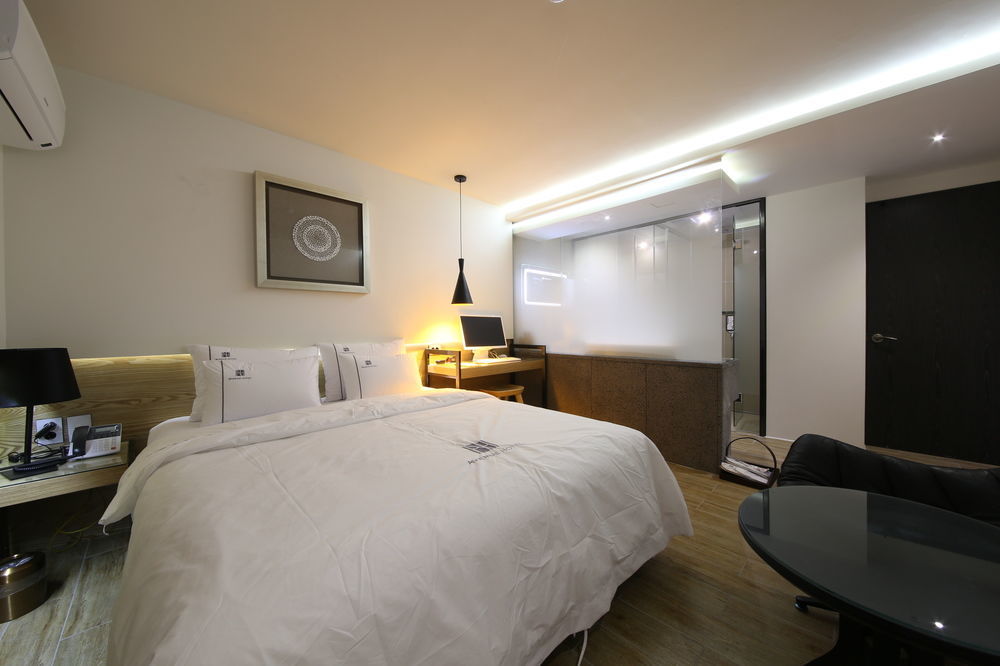 Avenue Hotel Jeonju Bagian luar foto