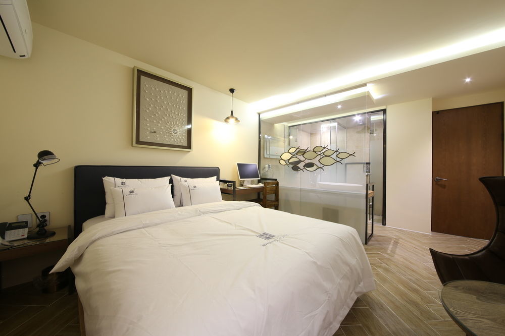 Avenue Hotel Jeonju Bagian luar foto